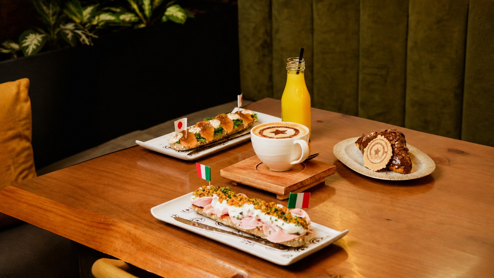 Tostadas, café y zumo servidos en una mesa de Detroit Más Que Desayunos