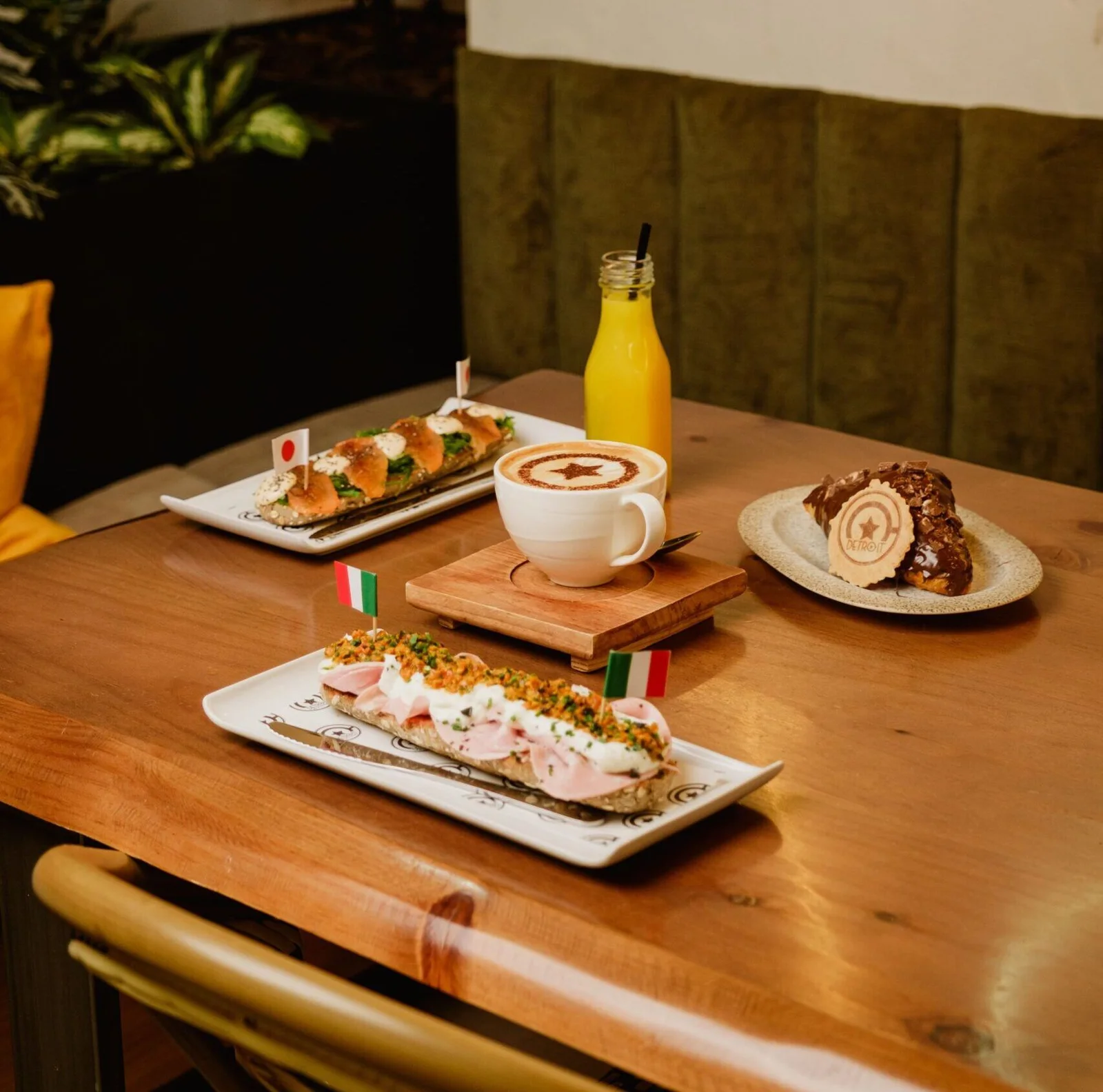 Selección de tostadas y café Detroit